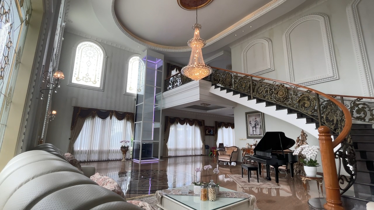 Cibes Voyager V80 Galaxy LiT được lắp cho biệt thự cổ điển 2 tầng